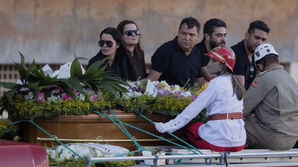 Enterro de Marília Mendonça é acompanhado por famosos e familiares