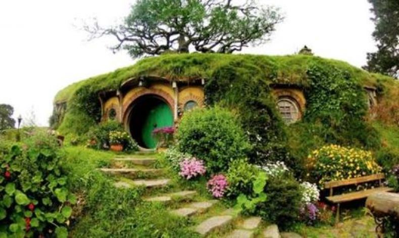 a casa construída em 2005 tem sua entrada e interior inspirados na toca de Bilbo Bolseiro, protagonista da obra "O Hobbit", de J. R. R. Tolkien, e coadjuvante do filme "O Senhor dos Anéis".