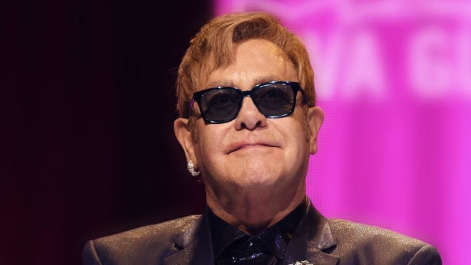 Elton John comemora 30 anos de sobriedade e diz que poderia estar morto