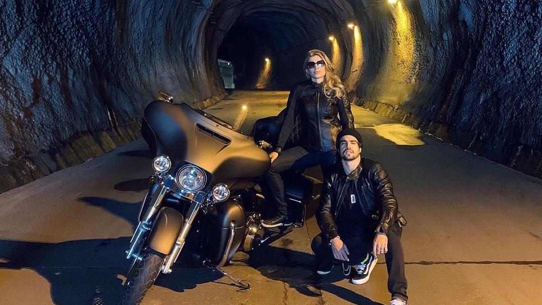 Grazi Massafera e Caio Castro pegaram a moto e viajaram para algum lugar cercado de muita natureza neste fim de semana