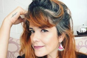 Samara Felippo fala sobre processo de aceitar o cabelo grisalho