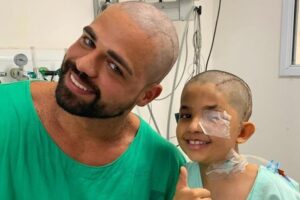 Após cirurgia para retirada de tumor menino raspa cabeça de médico
