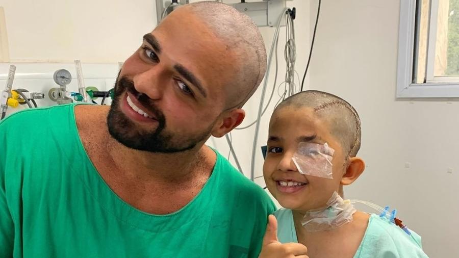 Após cirurgia para retirada de tumor menino raspa cabeça de médico
