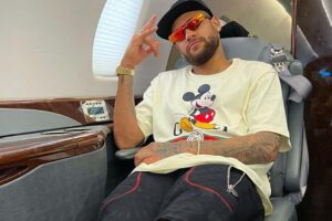 "Alegria de uns", diz Neymar após deixar Brasil e retornar à França