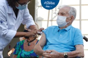 Orlando Drummond é vacinado contra a Covid-19 aos 101 anos