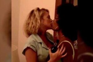 Atriz de 'Gênesis' beija influencer em reality de Anitta, o "Ilhados com Beats"