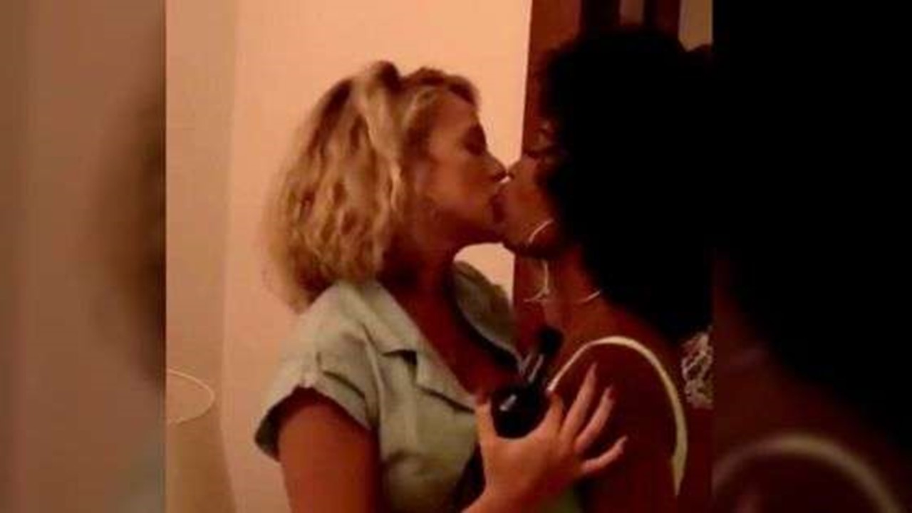 Atriz de 'Gênesis' beija influencer em reality de Anitta, o "Ilhados com Beats"