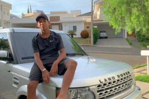 MC Bruninho, aos 13 anos, compra carro avaliado em R$ 220 mil