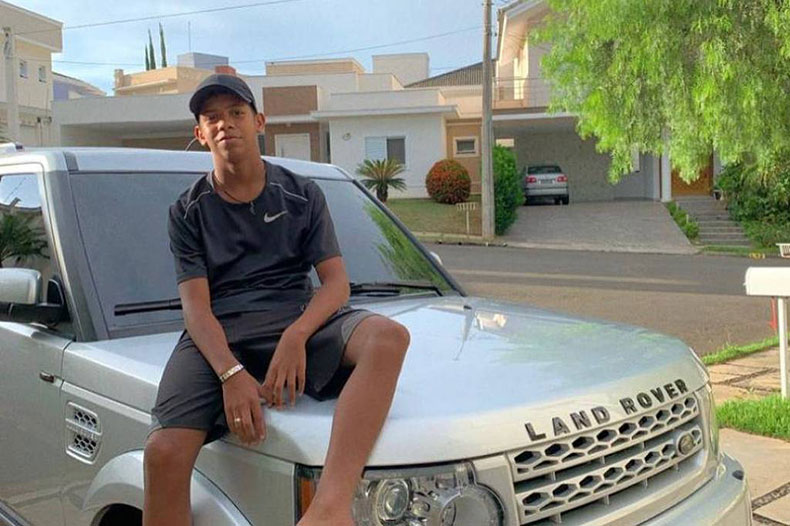 MC Bruninho, aos 13 anos, compra carro avaliado em R$ 220 mil