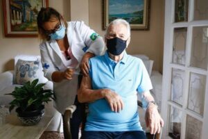Aos 101 anos, ator Orlando Drummond recebe a segunda dose da vacina contra a Covid