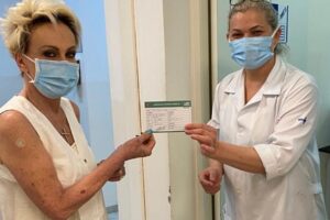 Ana Maria Braga recebe vacina contra a Covid