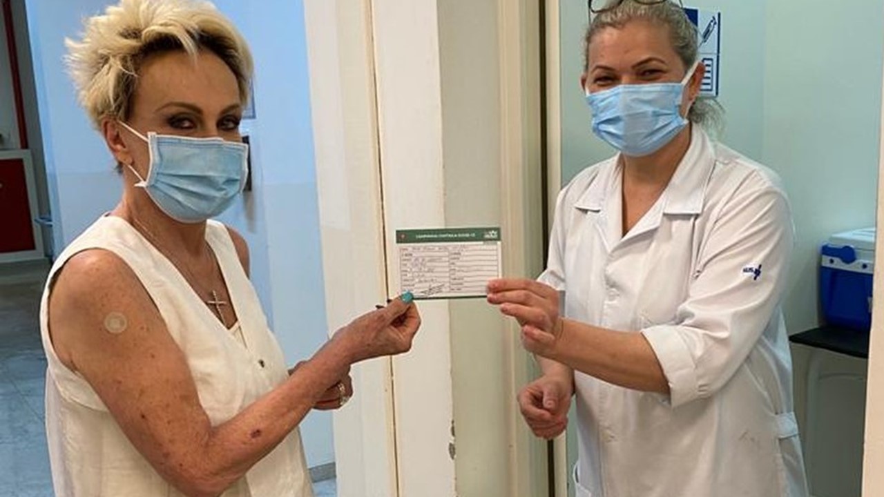 Ana Maria Braga recebe vacina contra a Covid