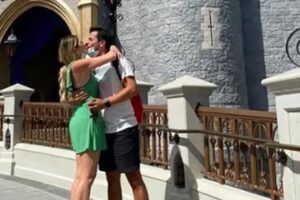 Dani Calabresa é pedida em casamento na Disney