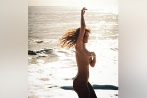 Débora Nascimento publica fotos em que aparece nua na praia e recebe elogios