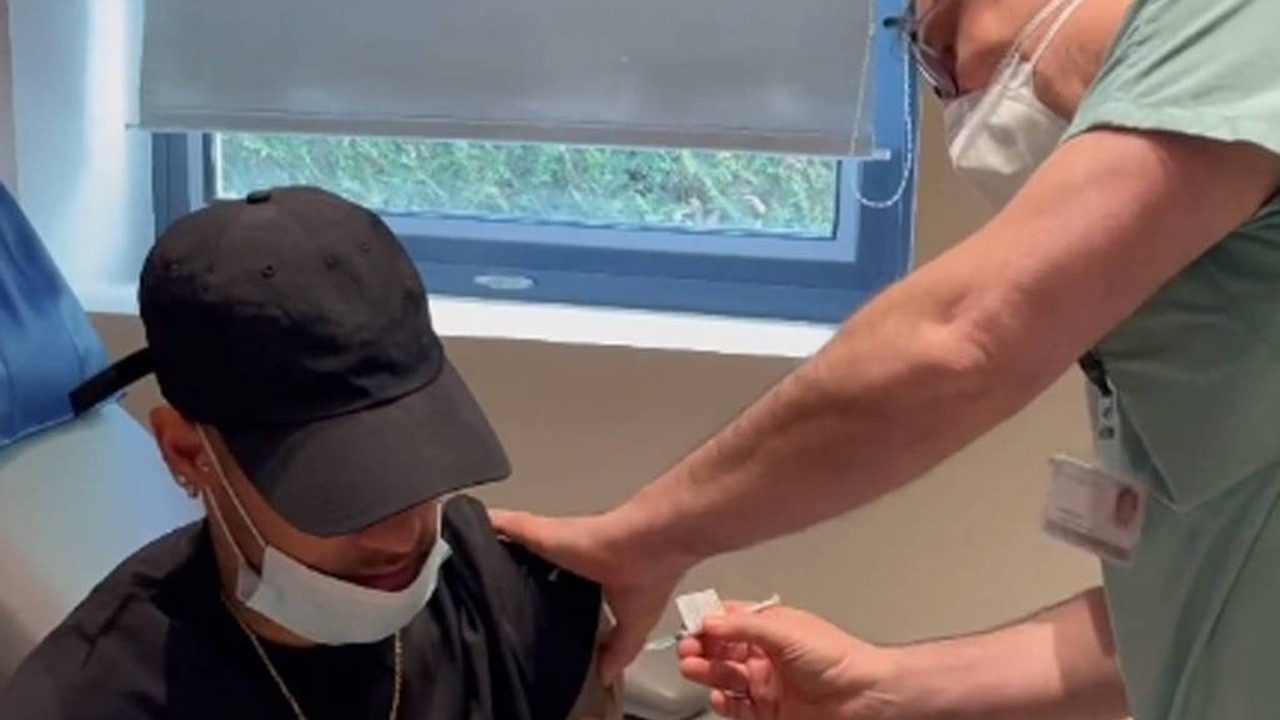 Neymar e Tony Ramos recebem vacina contra covid