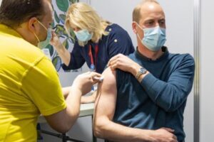 Príncipe William recebe a primeira dose da vacina contra a covid