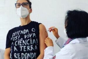 Paola Carosella se emociona ao ser vacinada contra covid