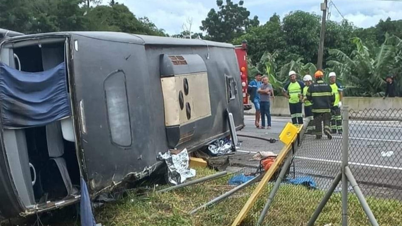 Sertanejo Aleksandro e mais cinco morrem em acidente de ônibus